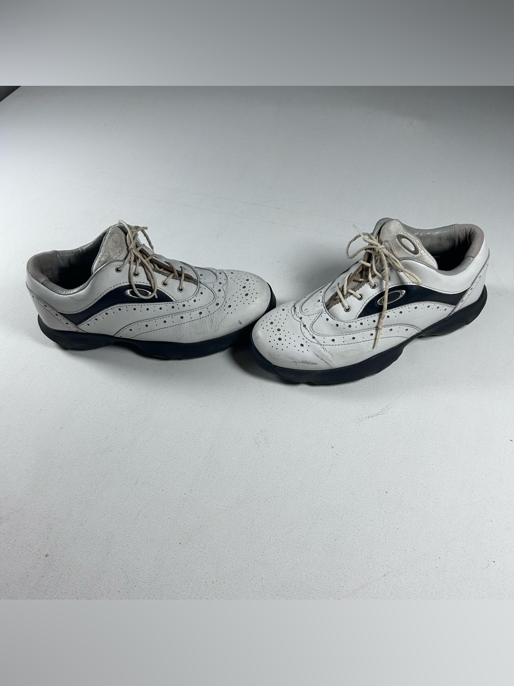 Oakley Mens Sz 8.5 Golf Shoes Black White Leather Wingtip Saddle Spiked Distress